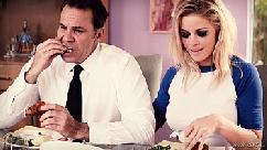 Loira peituda quer o pai da amiga