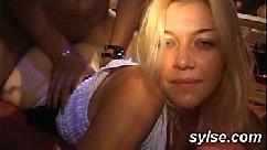 Gangbang na faculdade e orgia em pub entre namoradas