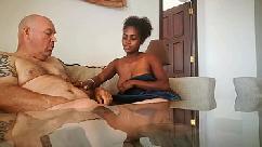 Pequena esposa gostosa com peitos grandes fodida enquanto o marido assiste