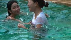 Me divertindo na piscina com meus dois melhores amigos